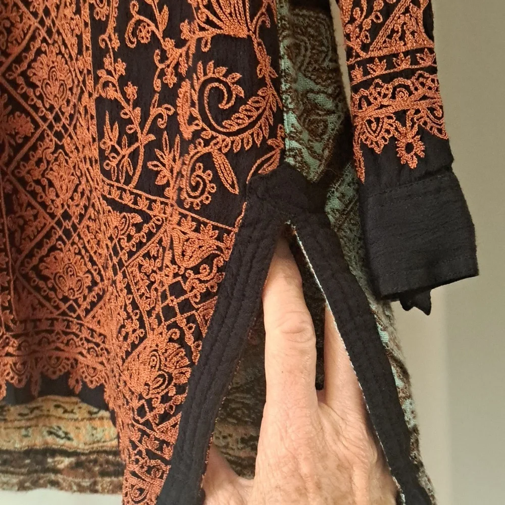 John Mark Black & Multi Color W/ Embroidered Detail Slit Side Schaket SzL EUC - Picture 3 of 11